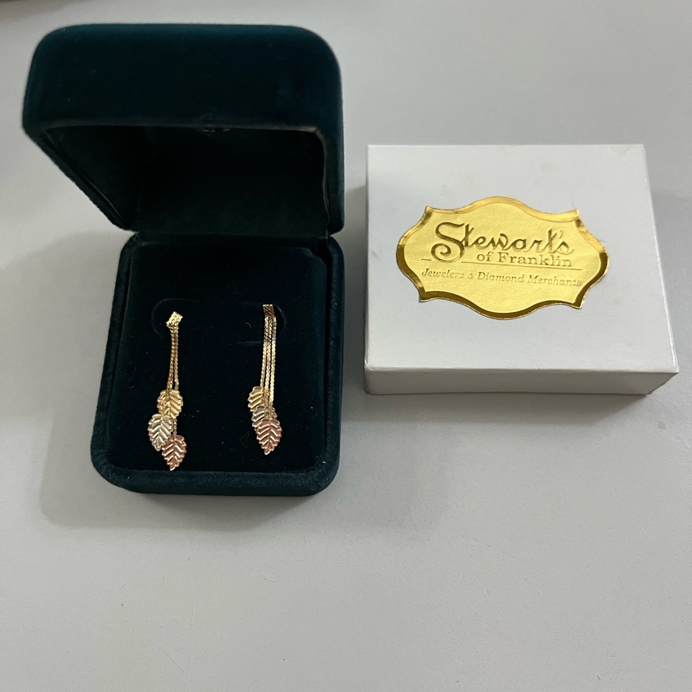 Adorable crafted three color golf leaves for pierced ears. Approx 1” long.